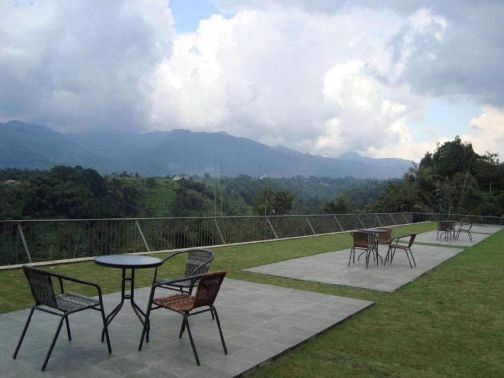 Jimmers Mountain Resort Puncak Exterior photo